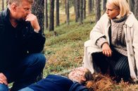 Die Spur der Jäger – Der Stockholmer Polizist Erik Bäckström (Rolf Lassgård) und die Staatsanwältin Anna (Helena Bergström) ermitteln in einem Mordfall.