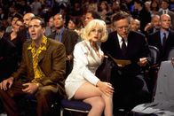 Spiel auf Zeit – Nur zum Vergnügen besucht der Cop Rick Santoro (Nicolas Cage, l.) einen Boxkampf in der "Casino Arena" von Atlantic City. Noch hat er keine Ahnung, dass es kein Zufall ist, dass sich die Blondine Julia Costello (Carla Gugino, 2.v.r.) neben den ebenfalls anwesenden Verteidigungsminister Charles Kirkland (Joel Fabiani, r.) setzt ...
