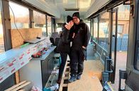 Wir werden Camper – Sofia (l) und Carsten Rudolf bauen ihren Schulbus selber zum Camper um.