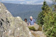 Gipfeltreffen – Eva Karl Faltermeier und Werner Schmidbauer auf dem Osser (1293m) bei Lam im Bayerischen Wald.