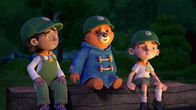 Paddingtons Abenteuer – L-R: Simi, Paddington, Jonathan Brown