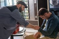 Die Rosenheim-Cops – Hausmeister Winkler (Steffen Wolf, l.) ist fassungslos: Der unbekannte Besucher (Komparse, r.) im Kommissariat Rosenheim ist nicht eingeschlafen, sondern tot.