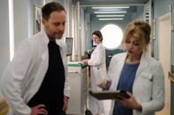 In aller Freundschaft – Dr. Ina Schulte (Isabell Gerschke, re.) ist von einem Besuch bei ihrem Vater aus Weimar zurückgekehrt. Dr. Kai Hoffmann (Julian Weigend, li), Inas Ex-Mann, erkundigt sich nach seinem gesundheitlichen Zustand. Kais jetzige Lebensgefährtin Dr. Maria Weber (Annett Renneberg, hi. mi.) beobachtet die beiden in ihrem vertrauten Gespräch.