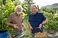 Lecker an Bord – Björn Freitags (r) letzter Besuch führt ihn zu der Familie Pfalz nach Mülheim an der Mosel. Die Selbstversorger Rüdiger (l) und Waltrud haben sich mit ihrem 3000 Quadratmeter großen Garten einen Lebenstraum erfüllt und widmen sich leidenschaftlich dem Anbau seltener und schmackhafter Sorten.