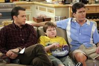 Two and a Half Men – Jake (Angus T. Jones, M.) kann die ständigen Streitereien von Charlie (Charlie Sheen, r.) und Alan (Jon Cryer, l.) nicht mehr ertragen ...