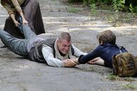 MacGyver – Jack Dalton (George Eads) und Angus MacGyver(Lucas Till) sind immer noch auf der Suche nach Murdoc. Allerdings verläuft sich die Spur in Kuba. Also bleibt ihnen nichts anderes übrig als zur Zentrale zurückzukehren. Dort wartet schon ein neuer Auftrag auf die beiden. Die CIA-Agentin Samantha Cage braucht die Hilfe der Phoenix Foundation. Sie ist auf der Suche nach dem Navy-Seal Samuel Diaz.