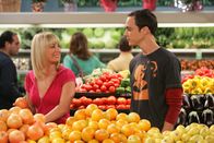 The Big Bang Theory – Als Sheldon (Jim Parsons, r.) für eins seiner neuen Experimente mit Penny (Kaley Cuoco, l.) Eier im Supermarkt einkaufen will, treibt er sie zur Verzweiflung ...