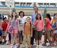 The Middle – (v.l.n.r.) Sue (Eden Sher); Axl (Charlie McDermott); Brick (Atticus Shaffer); Mike (Neil Flynn); Frankie (Patricia Heaton)