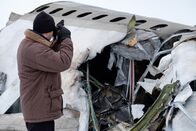 Mayday - Alarm im Cockpit – A member of the team (played by a background actor) photographs the wreckage of Continental Airlines flight 1713.