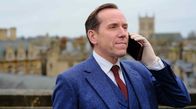 Professor T – Professor Jasper Tempest (Ben Miller) spürt, dass Sophie den Mörder ihrer Mutter kennt.