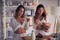 neoriginal: Start the fck up – Jana (Olga von Luckwald, l.) weiß nicht so recht ob sie begeistert sein soll, bei Melinas (Lena Meckel, r.) Produktpräsentation dabei zu sein.