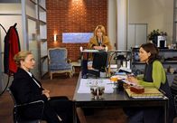 Rote Rosen – ARD ROTE ROSEN FOLGE 993 Uhr im ERSTEN. Gesa (Mona Klare, r.) und Caroline (Birgit Würz, l.) besprechen im Beisein von Christa (Imke Büchel, M.) ihre Entscheidung, einen jungen Architekten einzustellen.