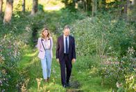 Sturm der Liebe – Markus (Timo Ben Schöfer, r., mit Daniela Kiefer, l.) nimmt die Trennung von Katja mehr mit, als er sich bisher eingestanden hat.