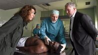 Tatort – Gerichtsmediziner Kreindl (Günter Franzmeier) mit Moritz Eisner (Harald Krassnitzer) und Bibi Fellner (Adele Neuhauser).