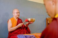 GEO Reportage – Meditations-Meister Lama Khesang unterrichtet Klangmeditation mit einer Klangschale.