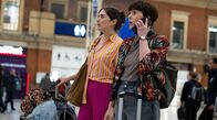 Nightsleeper – Cyberexpertin Abby (Alexandra Roach, re.) und ihre Freundin Meg Hooton (Remy Beasley) müssen ihren Urlaub abrechen.