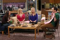 The Big Bang Theory – Leonard kapiert endlich, dass Alex ein Auge auf ihn geworfen hat und genießt das ganz offensichtlich. So offensichtlich, dass Sheldon (Jim Parsons, r.) das mitbekommt und den Rat von Amy (Mayim Bialik, l.), Penny (Kaley Cuoco, 2.v.r.) und Bernadette (Melissa Rauch, 2.v.l.) sucht ...