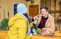 Sturm der Liebe – Denise (Helen Barke, l.) und Henry (Patrick Dollmann, r.) feiern ihre erfolgreiche Zusammenarbeit.