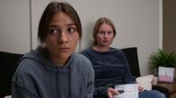 About Saturday – Lotte (Hanna Heider Hov, r.) überredet Klara (Darin Hagi, l.) sich endlich Hilfe zu suchen. Für Klara wird es immer schwerer, sich zu verstecken, denn Lotte will endlich wissen, was los ist.