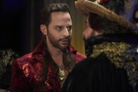 What We Do in the Shadows – Simon (Nick Kroll, l.); Laszlo (Matt Berry, r.)
