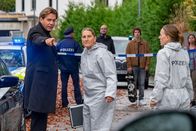 Der Alte – Am Tatort macht Caspar Bergmann (Thomas Heinze, l.) die KTU auf einen zerstochenen Autoreifen aufmerksam.