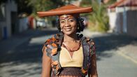 Terra X: Unsere Kontinente – Matjiua Hengua aus Namibia trägt die traditionelle Tracht der Herero.