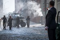 Gotham – Sykes (Alex Morf, l.); James Gordon (Ben McKenzie, r.)