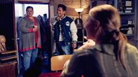 Der Lehrer – Dass Anna (Lili Budach) wahrsagen und mit den Toten reden kann, hat sich an der GSG wie ein Lauffeuer verbreitet. Nachdem Kiko (Jan Liem) bereits seine Zukunft weiß, will jeder mal! Sogar Barbara (Nadine Writz, l.)? +++ Die Verwendung des sendungsbezogenen Materials ist nur mit dem Hinweis und Verlinkung auf TVNOW gestattet. +++