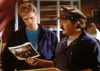 MacGyver – MacGyver (Richard Dean Anderson, l.) und Jack Dalton (Bruce McGill, r.) betrachten Beweismaterial.