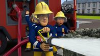 Feuerwehrmann Sam – Feuerwehrmann Sam hat mit seinem Team die brenzlige Situation schnell in Griff.
