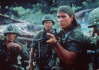 Platoon – Der brutale Sergeant Barnes (Tom Berenger, 2. v. re.) und seine Männer töten jeden, der sich ihnen in den Weg stellt.