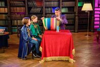 1000 Tricks – Zauberlehrer Tristan mit Julian und Lina.