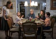 Young Sheldon – (v.l.n.r.) Mary (Zoe Perry); Missy (Raegan Revord); Meemaw (Annie Potts); Georgie (Montana Jordan); Sheldon (Iain Armitage)