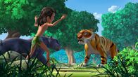 Das Dschungelbuch – Mogli und Baghira lenken Shir Khan (re.) von dem kranken Büffelkalb ab. So leicht kommt der Tiger nicht an seine Beute!
