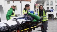 Puls – Puls Leben retten, Mut zeigen – Wie lerne ich Zivilcourage? Tama Vakeesan (r.): Nach einem Nothelferkurs lässt sie sich zur First Responderin weiterbilden und stellt ihr Können schliesslich bei einem (simulierten) Herzstillstand unter Beweis. Copyright: SRF