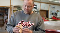 7 Tage ... – Dennis restauriert in der Marburger Bootswerft Boote. Die vom Jobcenter verordnete Maßnahme soll helfen Langzeitarbeitslose wieder in den Arbeitsmarkt zu integrieren.