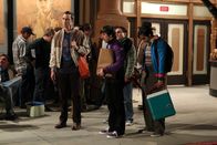 The Big Bang Theory – v.l.) die Kinokasse erreichen, ist die Vorstellung ausverkauft. Doch das lässt sich Sheldon nicht gefallen ...