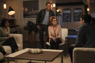 The Flash – (v.l.n.r.) Dr. Meena Dhawan (Kausar Mohammed); Jay Garrick (John Wesley Shipp); Joan Williams (Michelle Harrison); Barry Allen (Grant Gustin)