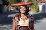 Unsere Kontinente – Matjiua Hengua aus Namibia trägt die traditionelle Tracht der Herero.