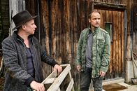 Die Toten vom Bodensee – Micha Oberländer (Matthias Koeberlin, r.) befragt Oliver Schlösser (Robert Stadlober, l.).