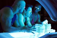 Pain & Gain – Endlich reich, aber die drei Gangster (v.l.n.r.) Paul (Dwayne Johnson), Daniel (Mark Wahlberg) und Adrian (Anthony Mackie) können sich nicht lange an dem Geld erfreuen ...