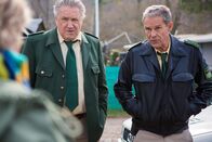 Hubert ohne Staller – Hubert (Christian Tramitz, r.) und Girwidz (Michael Brandner, m.) werden wegen Ruhestörung zu einem Seepark gerufen- eine Alarmanlage ist schuld (Gabriele Fischer als Spaziergängerin)