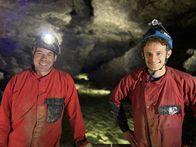 CheXpedition – Stefan und Checker Julian (rechts) in der Kluterhöhle in Ennepetal