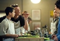 Malcolm mittendrin – Hal (Bryan Cranston, 2.v.l.) präsentiert der Kochlehrerin die akkurat geschnittenen Lauchstückchen seines Sohnes Reese (Justin Berfield, l.) ...