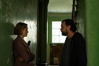 Black Box – Henrike Koch (Luise Heyer) stellt ihren Mann Daniel (Sascha Alexander Geröak) wegen seiner Unterschriftenaktion Rede.