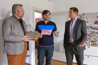 Die Rosenheim-Cops – Die Kommissare Hansen (Igor Jeftic, r.) und Stadler (Dieter Fischer, l.) durchsuchen die Wohnung des Schachspielers Georg Rieder (Roland von Kummant, M.).