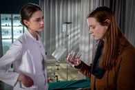 Notruf Hafenkante – Eva (Laura Berlin, l.) kümmert sich um Linda Klüver (Juliane Behneke, r.), die der Zustand ihrer Tochter Anna sehr mitnimmt.