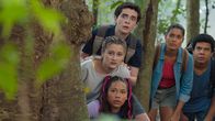 Rock Islands Rätsel – Meesha Rai (Inessa Tan), Lila Gray (Izellah Connelly, unten), Ellis Grouch (Ryan Yeates, oben), Taylor Young (Alexa Curtis, 2.v.r.), Nori Harlow (Noah Akhigbe, r.)