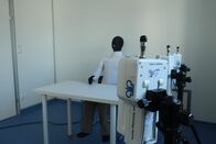 P.M. Wissen – Eine möglichst realitätsnahe Simulation: wie in einer Konferenz sitzen mehrere Dummies in einem geschlossenen Raum. Die Dummies sind temperiert, um die Luftzirkulation, die durch Körperwärme entsteht, zu berücksichtigen. Auf Höhe des Mundes stoßen die Dummies Aerosole aus – wie schnell verbreiten sie sich in welcher Konzentration im Raum?