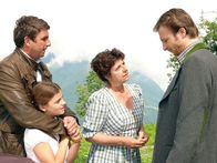 Der Bergdoktor – Hans (Heiko Ruprecht, re.) hat schlechte Nachrichten für Martin (Hans Sigl, li.), Lilli (Ronja Forcher, 2.v.li.) und Lisbeth (Monika Baumgartner, 2.v.re.), was die Rettung des Gruberhofs betrifft.